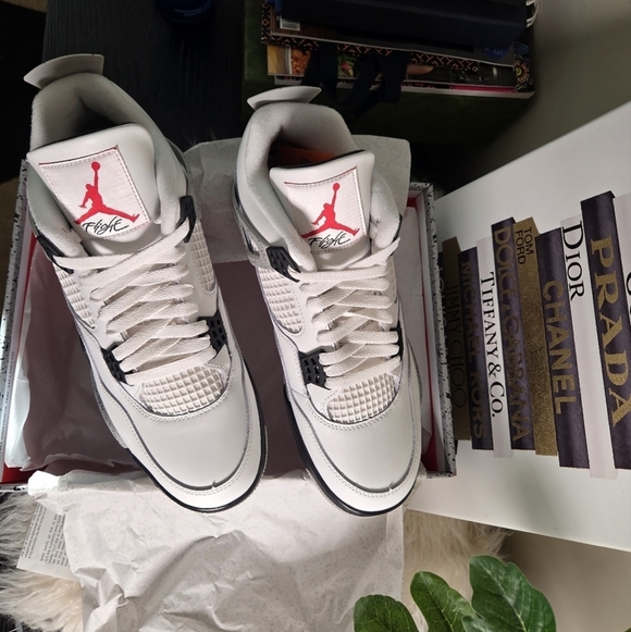 NEW NIKE AIR JORDAN 4 RETRO  \